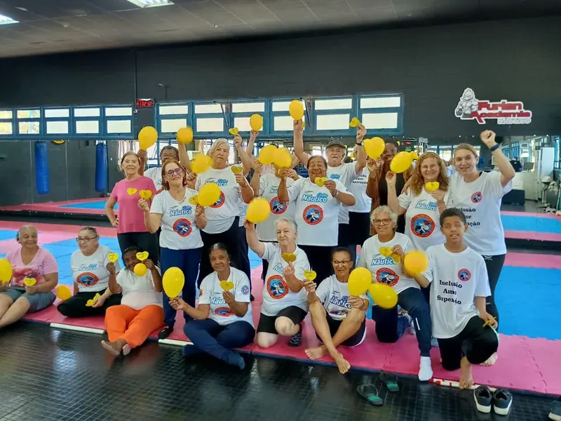 Turma sorrindo com bolinhas amarelas no tatame