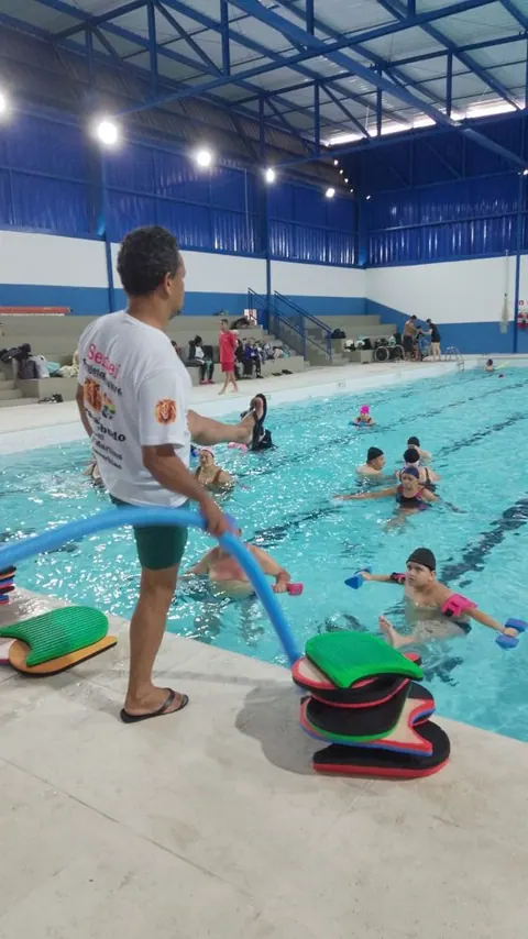 Aula na piscina coberta com materiais flutuantes